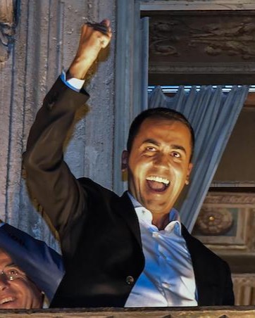 Italian Deputy Prime Minister Luigi Di Maio celebrates on a balcony of Chigi Palace at the end of the Council of Ministers who approved the DEF (Economic planning) in Rome, Italy, 27 September 2018.
ANSA/ALESSANDRO DI MEO